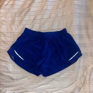 Lululemon Hotty Hot low rise 2.5 inch size 6 short